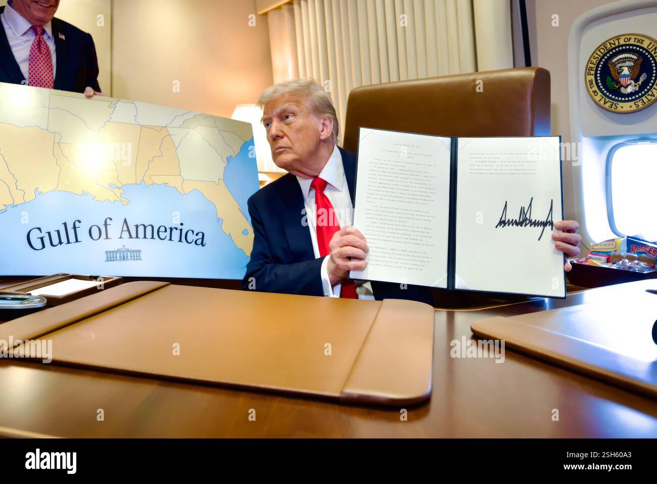 Air Force One (États-Unis d'Amérique). 09 février 2025. Le président américain Donald Trump, retient le décret signé renommant le golfe du Mexique en Golfe d’Amérique, lors d’un vol sur Air Force One pour assister au Super Bowl, le 9 février 2025 dans l’espace aérien international. Crédit : photo distribuée/photo de la Maison Blanche/Alamy Live News Banque D'Images