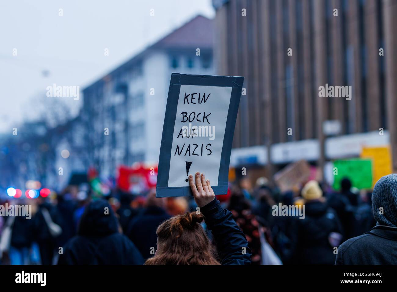 Fribourg, Allemagne. 10 février 2025. Un manifestant tient une pancarte portant l'inscription « Kein Bock auf Nazis ». La marche de protestation mène du centre-ville de Fribourg au Bürgerhaus Zähringen, où se déroule la fête. Un nombre de participants à quatre chiffres est attendu. Crédit : Philipp von Ditfurth/dpa/Alamy Live News Banque D'Images