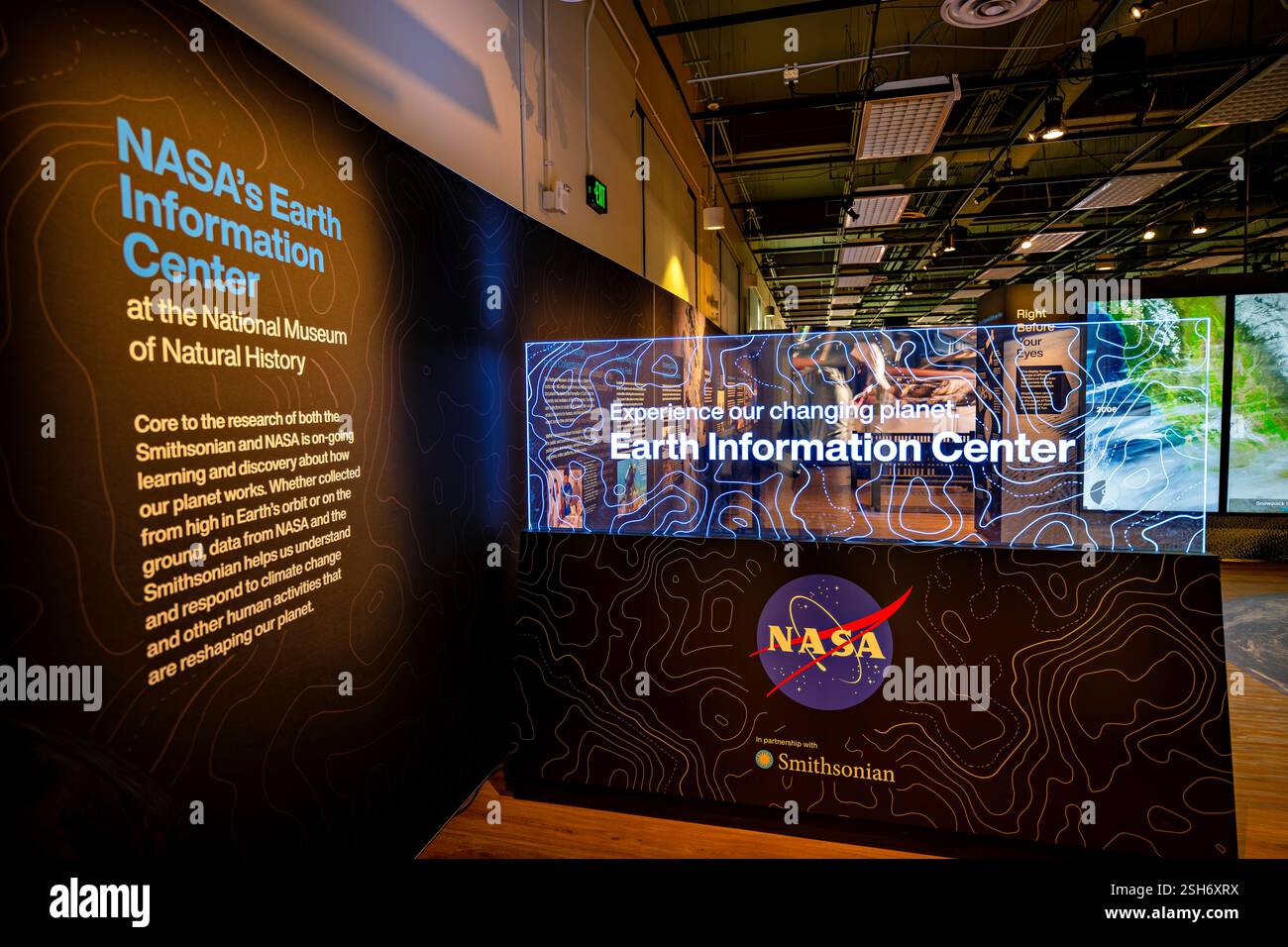 WASHINGTON DC — le Centre d'information sur la Terre de la NASA au Musée national d'histoire naturelle du Smithsonian présente des données d'observation de la Terre et des recherches sur le climat. L'exposition présente des affichages interactifs, des visualisations de données à haute résolution et l'hypermur de la NASA présentant des observations satellitaires. Cette collaboration entre la NASA et le Smithsonian démontre comment les scientifiques surveillent et comprennent les changements dans les systèmes terrestres. Banque D'Images