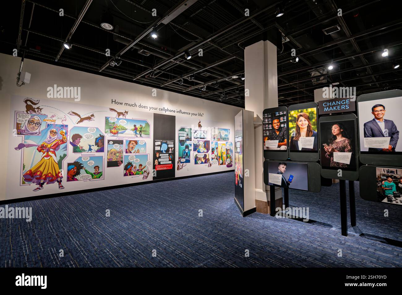 WASHINGTON DC — L'exposition « Cellphone : Unseen Connections » au Musée national d'histoire naturelle du Smithsonian explore les impacts culturels et environnementaux de la technologie mobile. L'exposition présente plus de 750 objets, des installations multimédias et une expérience interactive de chat de groupe. Un roman graphique à trois murs permet d'illustrer les réseaux mondiaux et l'infrastructure derrière les communications mobiles. Banque D'Images
