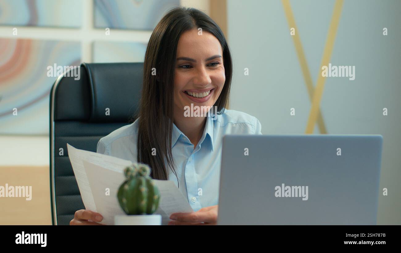 Femme d'affaires caucasienne femme femme d'affaires femme sourire femme avocat agent parler appel vidéo conférence en ligne ordinateur portable chat distant Banque D'Images