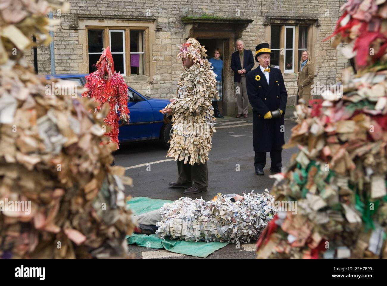 Marshfield Mummers, performance de Boxing Day, Little Man John est tué par terre. Mort rituelle, le Père Noël demande s’il y a un médecin dans la maison. Gloucestershire décembre 26th 2006 2000s UK HOMER SYKES Banque D'Images
