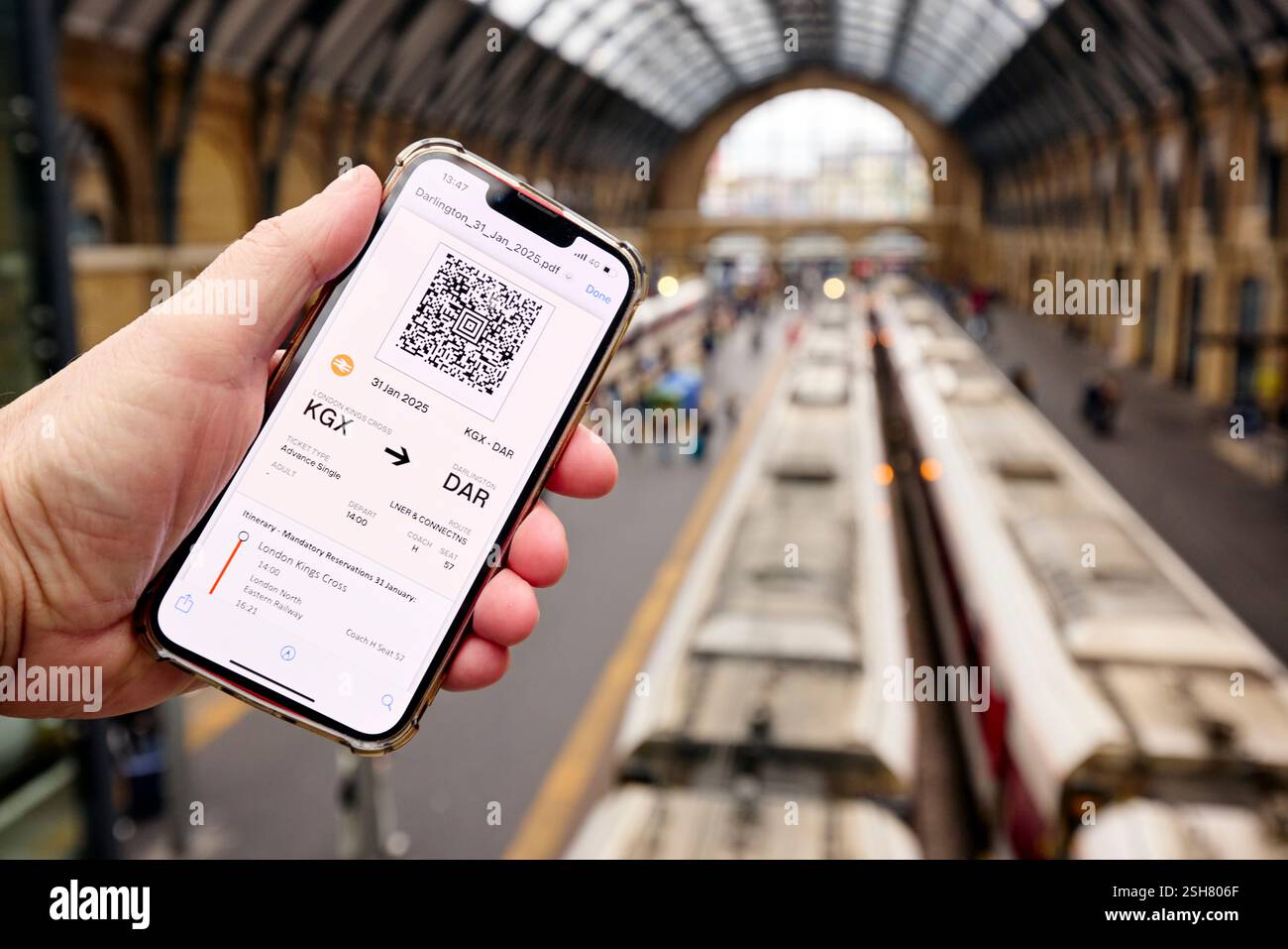 Passager en possession d'un billet électronique sur téléphone portable Banque D'Images