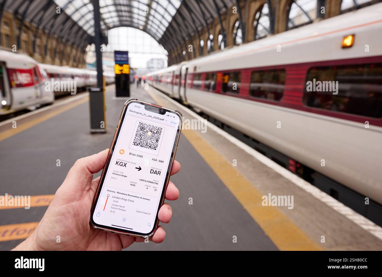 Passager en possession d'un billet électronique sur téléphone portable Banque D'Images
