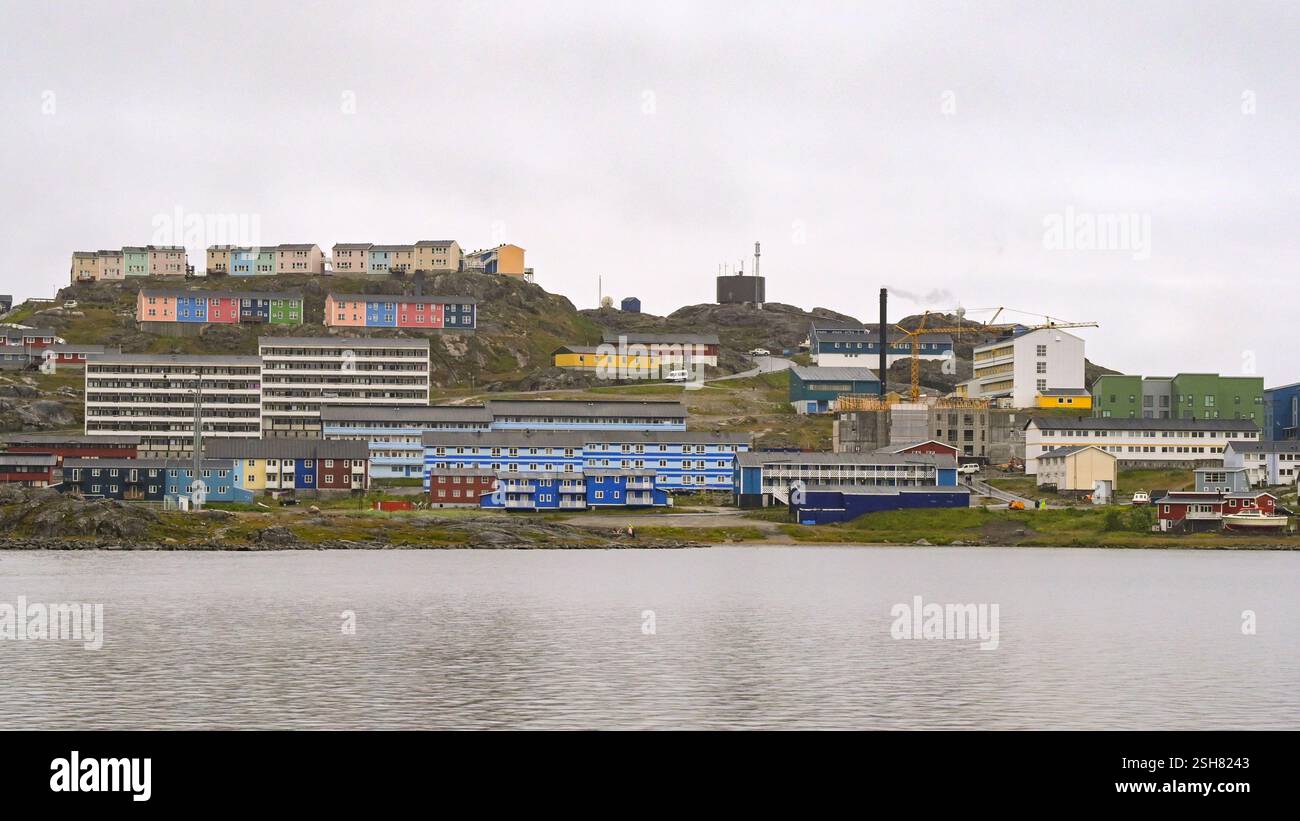 Qaqortoq, Groenland - 28 août 2024 : logement le long du lac Tasersuaq dans la ville reculée de Qaqortoq. Banque D'Images