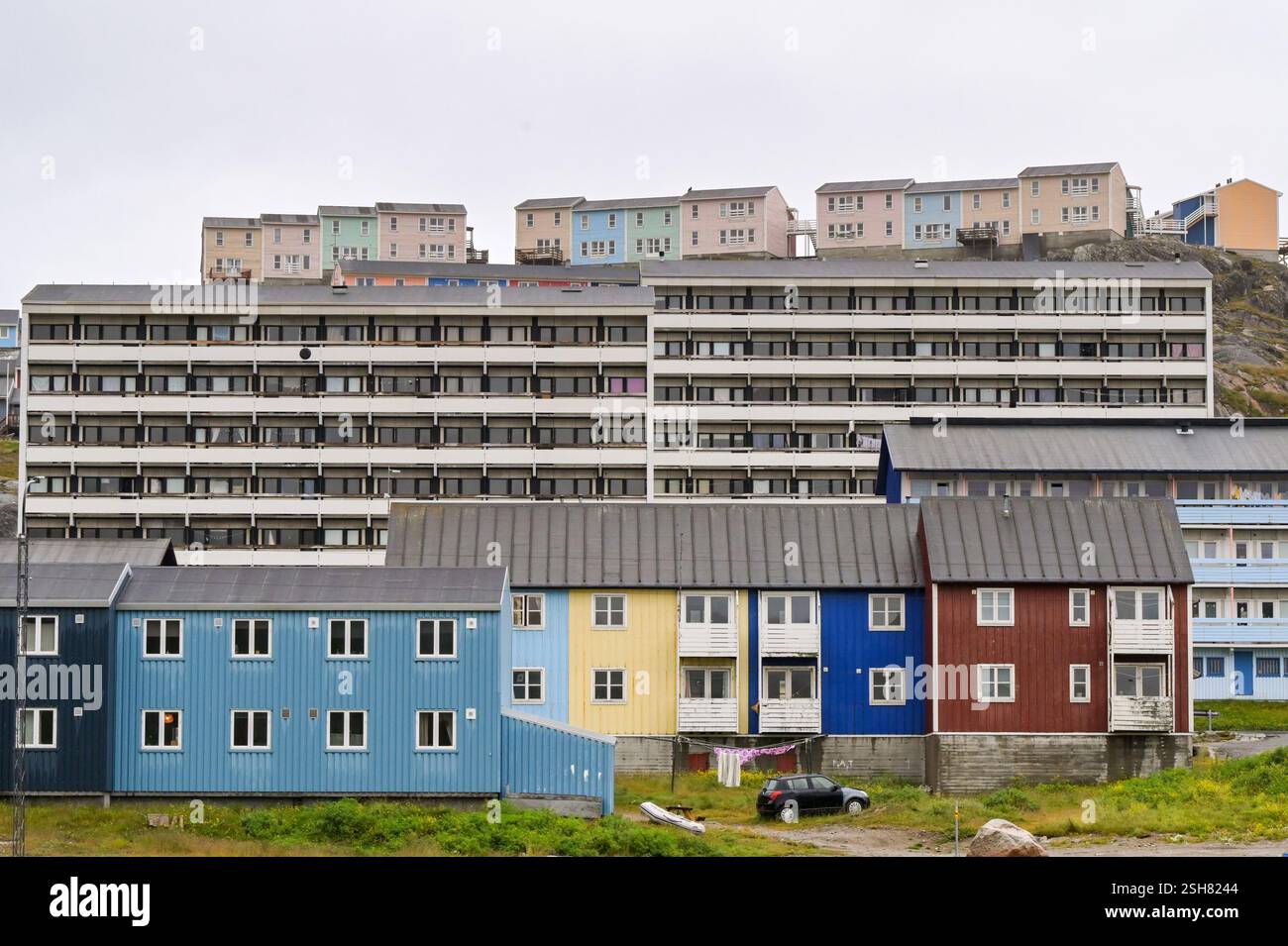 Qaqortoq, Groenland - 28 août 2024 : maisons et immeubles d'appartements dans la ville reculée de Qaqortoq. Banque D'Images