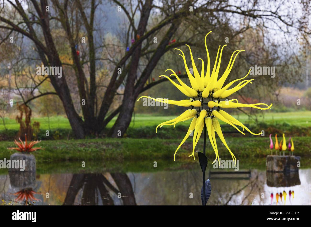 Objets d'art en verre dans le jardin d'exposition de verre de la verrerie Andreas Apfelthaler, Alt Nagelberg, Waldviertel, basse-Autriche, Autriche, Europe Banque D'Images