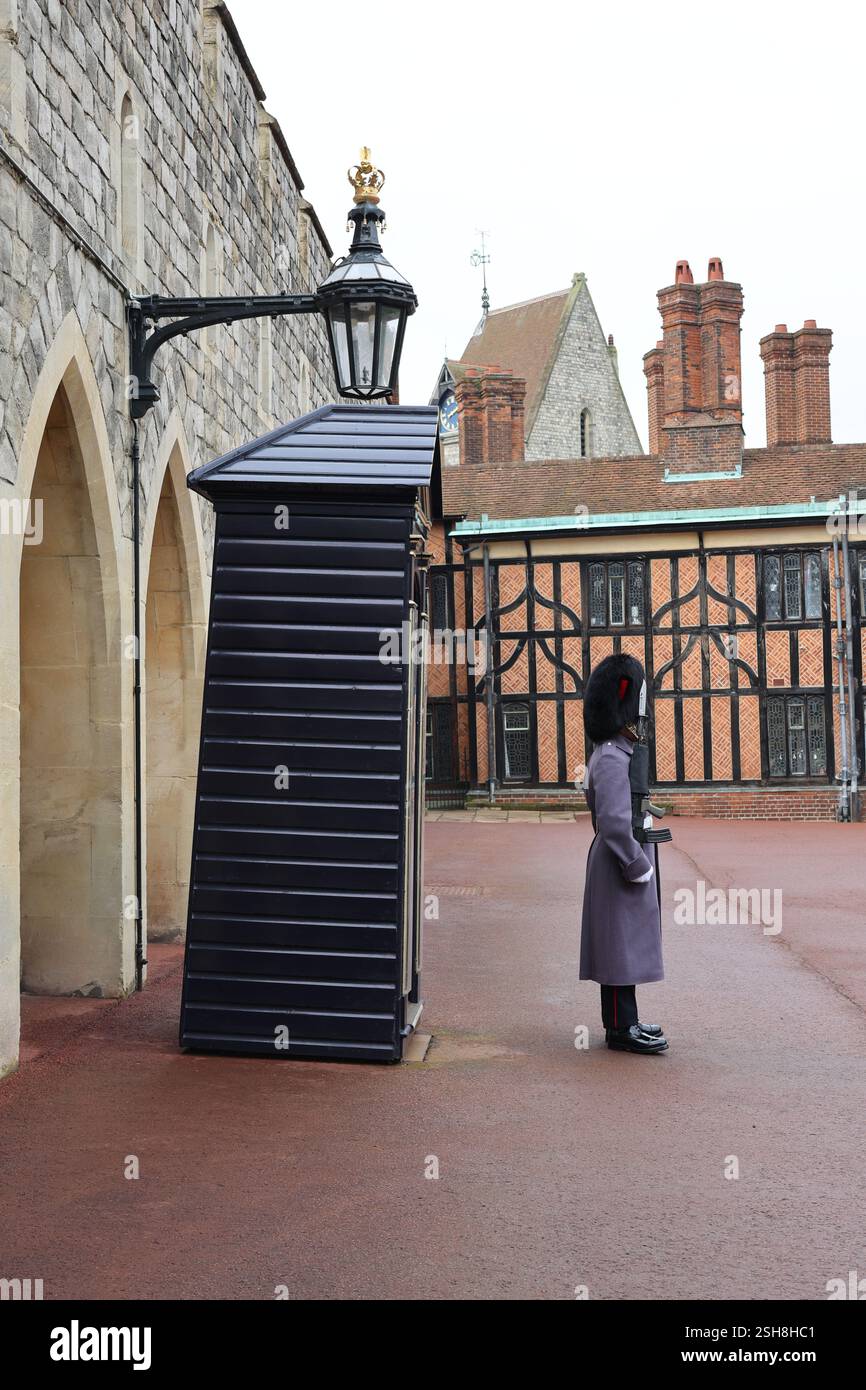Garde du roi debout au château de Windsor, en Angleterre Banque D'Images