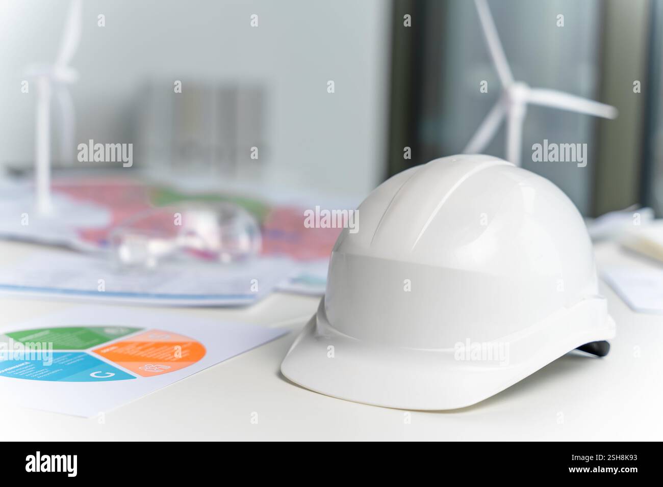 Capuchon de protection sur la table avec des maquettes d'éolienne Banque D'Images