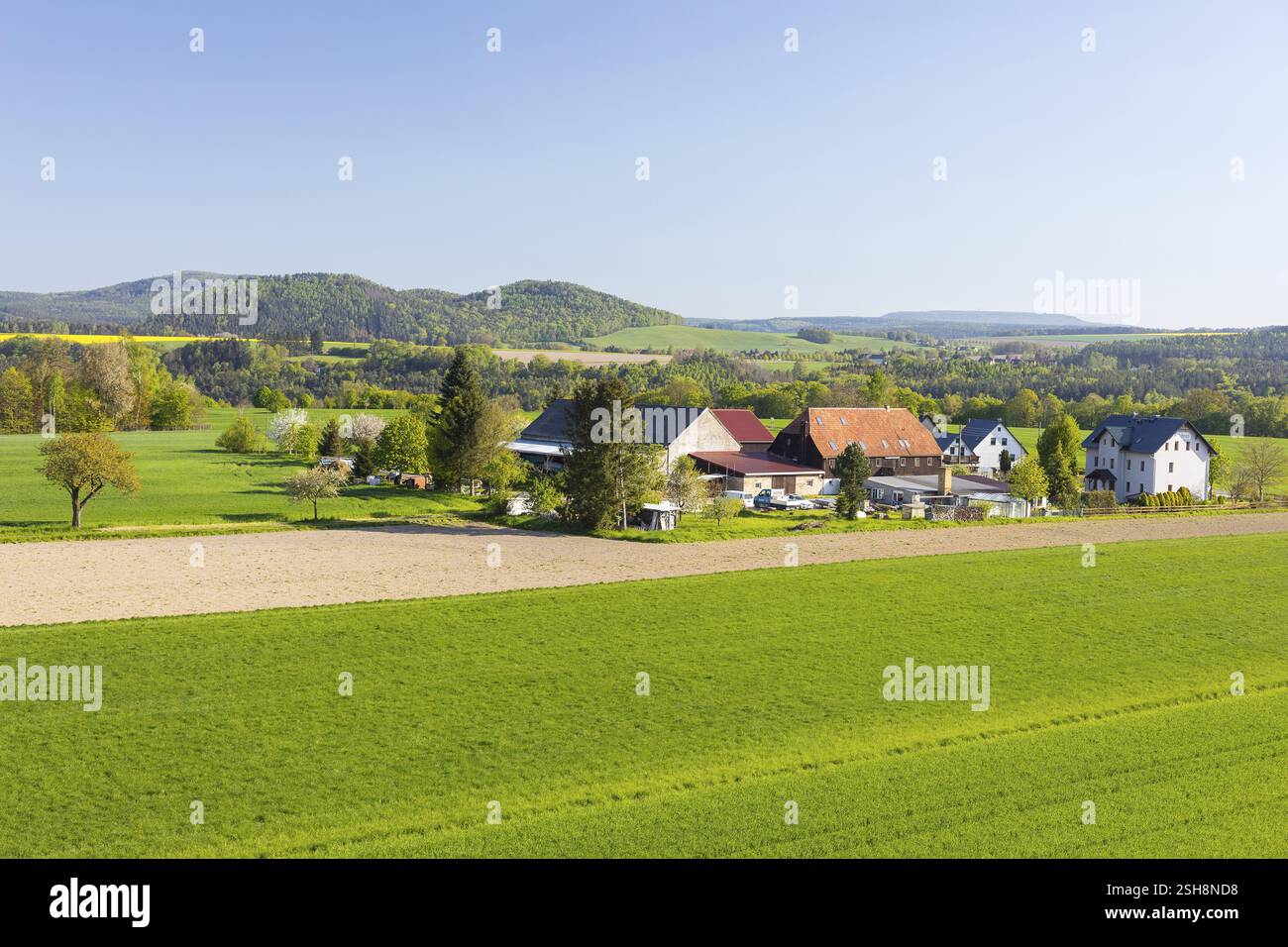 Vue au sud sur les maisons du quartier Hoehe depuis la tour d'observation sur le Rathmannsdorfer Hoehe à Rathmannsdorf, en arrière-plan Paps Banque D'Images