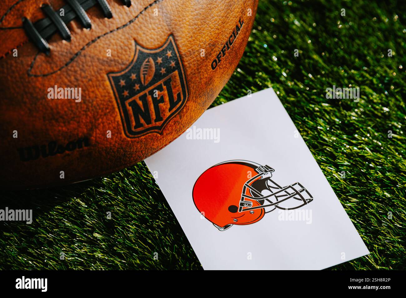 CLEVELAND, États-Unis, 10 FÉVRIER 2025 : logo de l'équipe NFL des Cleveland Browns et ballon de football américain sur Green Grass. Banque D'Images