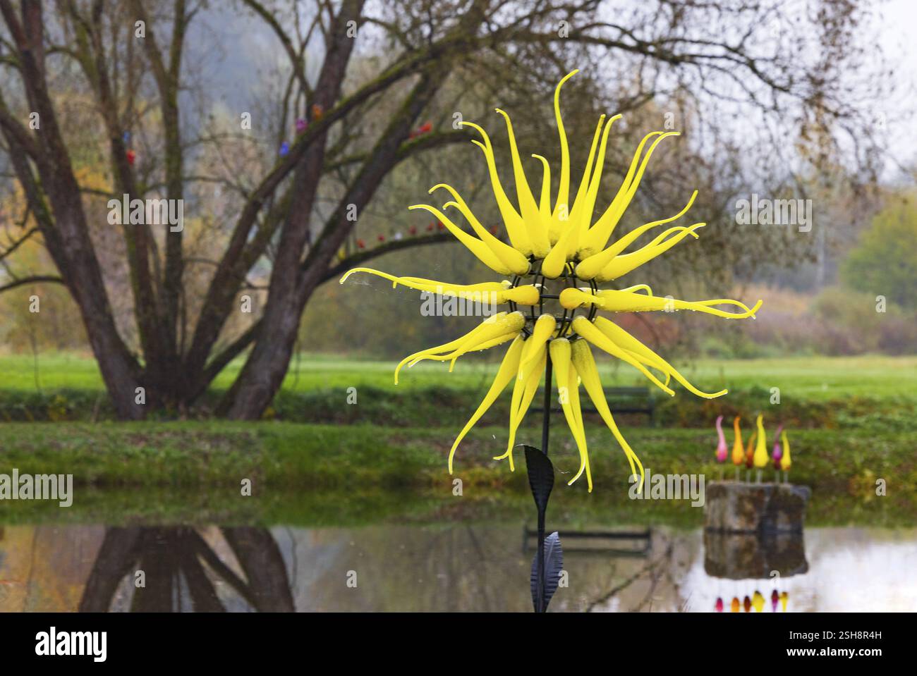 Objets d'art en verre dans le jardin d'exposition de verre de la verrerie Andreas Apfelthaler, Alt Nagelberg, Waldviertel, basse-Autriche, Autriche, Europe Banque D'Images