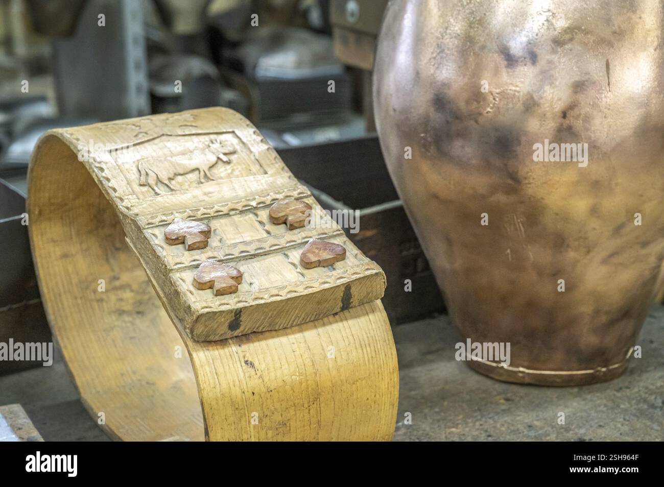 Cloche avec fixation typique en bois pour pâturage des bovins dans les Pyrénées, sonnerie Daban, Nay, Béarn, Pyrénées-Atlantiques, nouvelle-Aquitaine, FR Banque D'Images