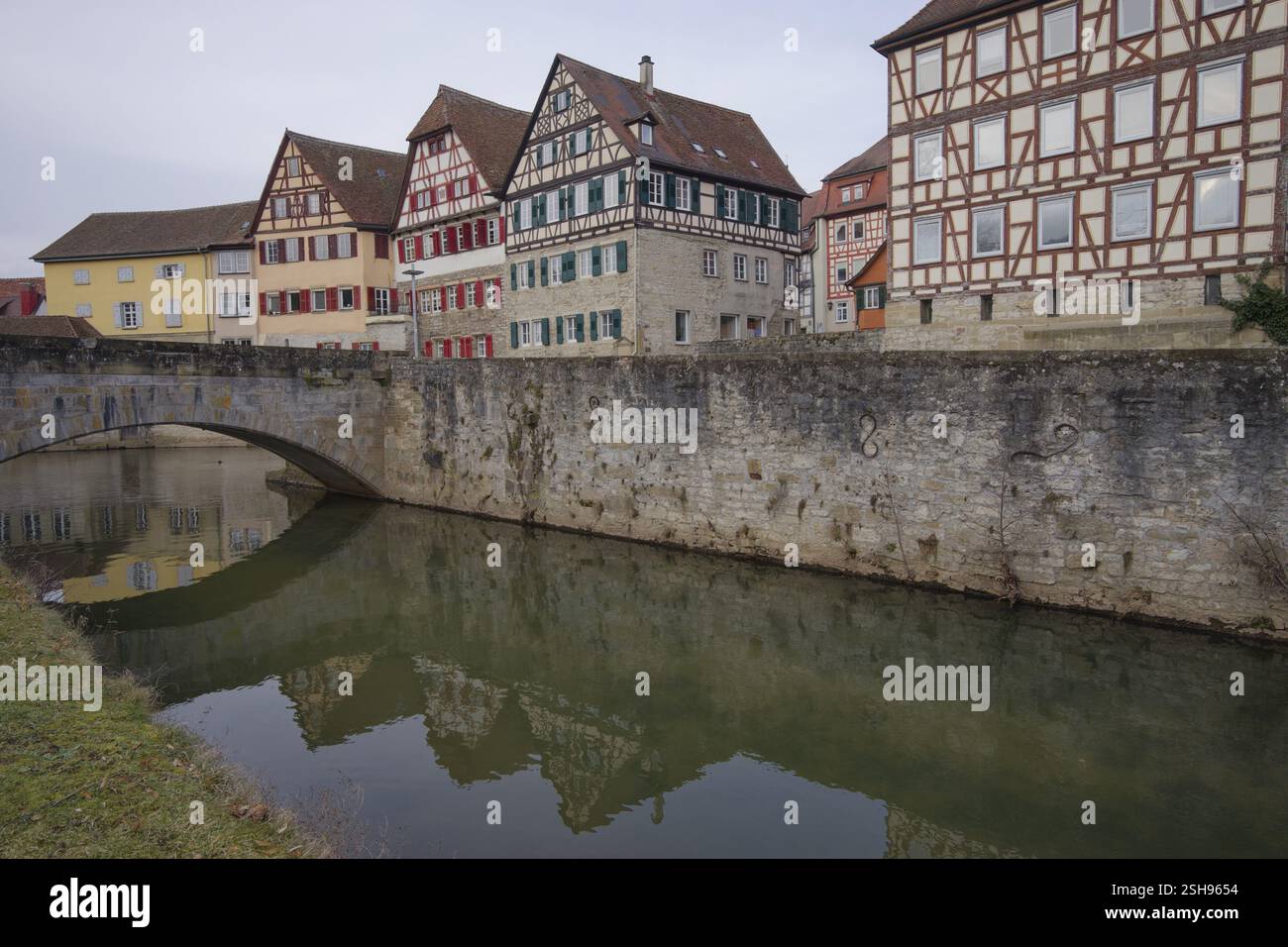Vue de Grasboedele aux maisons à colombages sur le Kocher, Kochertal, Schwaebisch Hall, Allemagne, Europe Banque D'Images