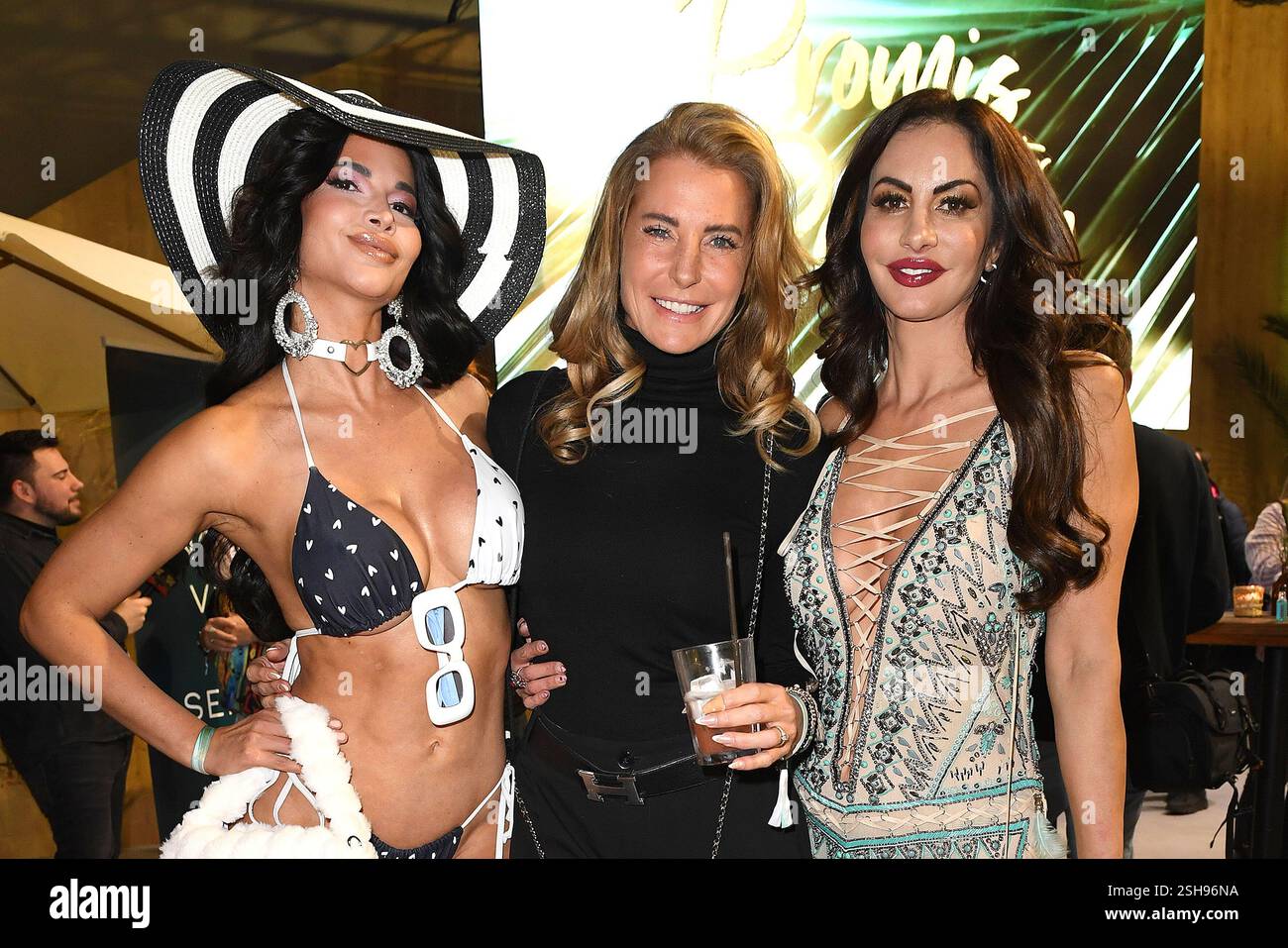 Micaela Schaefer, Giulia Siegel und Janina Youssefian BEI der Premiere zum Start der Realityshow „promis unter Palmen“ (8 Folgen ab 17.Februar 2025 um Banque D'Images