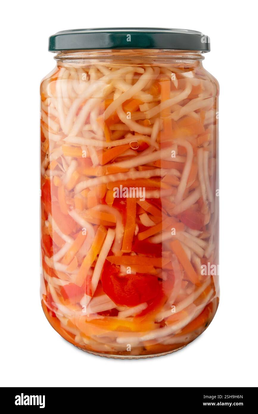 Mélange de légumes marinés coupés en julienne dans un pot en verre, en italien appelé giardiniera, il est ingrédient pour la salade russe. Isolé sur blanc avec clipping Banque D'Images