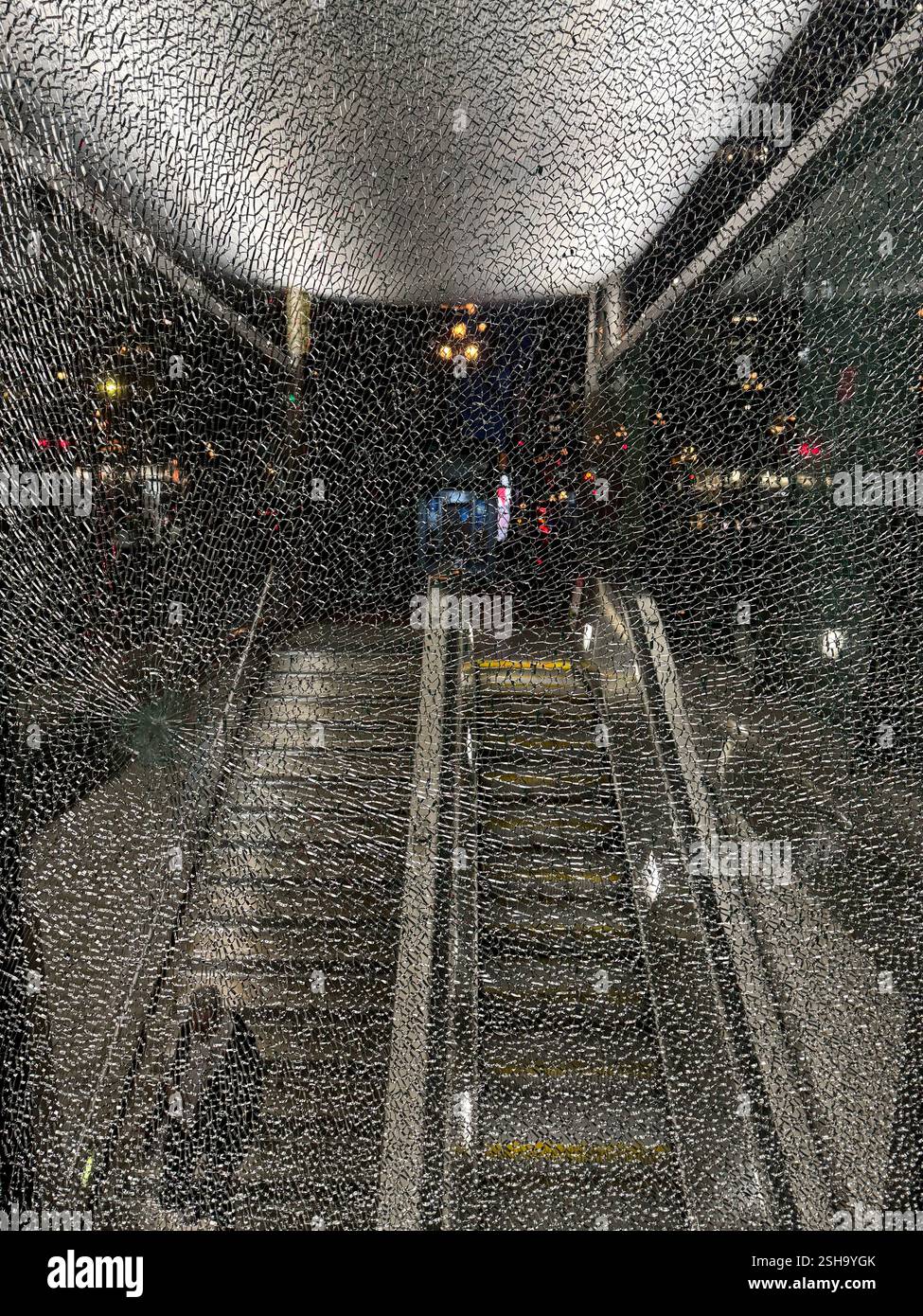 Verre brisé à l'entrée de la gare Montgomery BART sur Market Street à San Francisco, Californie. - Image de stock capturée avec un smartphone