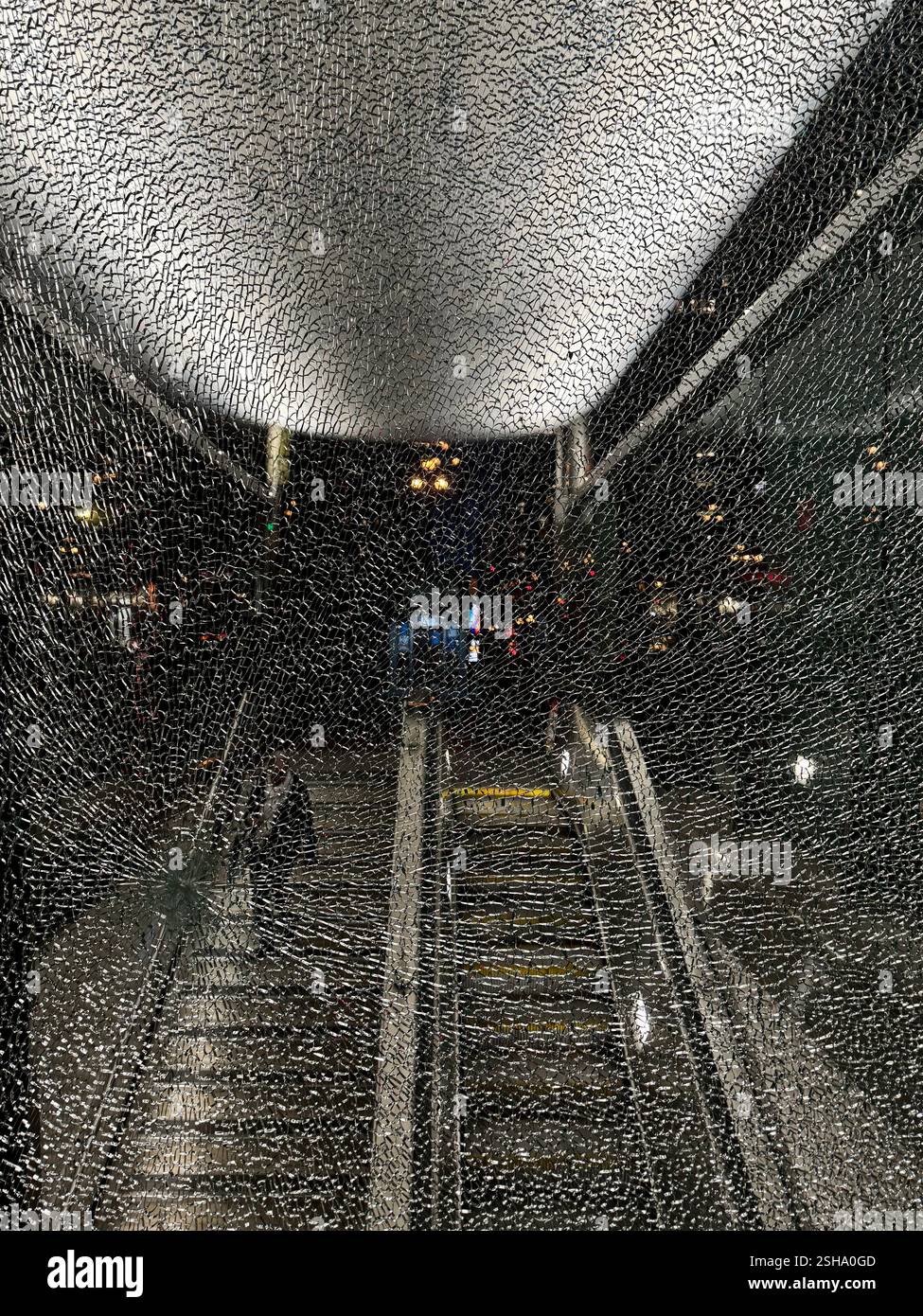 Verre brisé à l'entrée de la gare Montgomery BART sur Market Street à San Francisco, Californie. - Image de stock capturée avec un smartphone