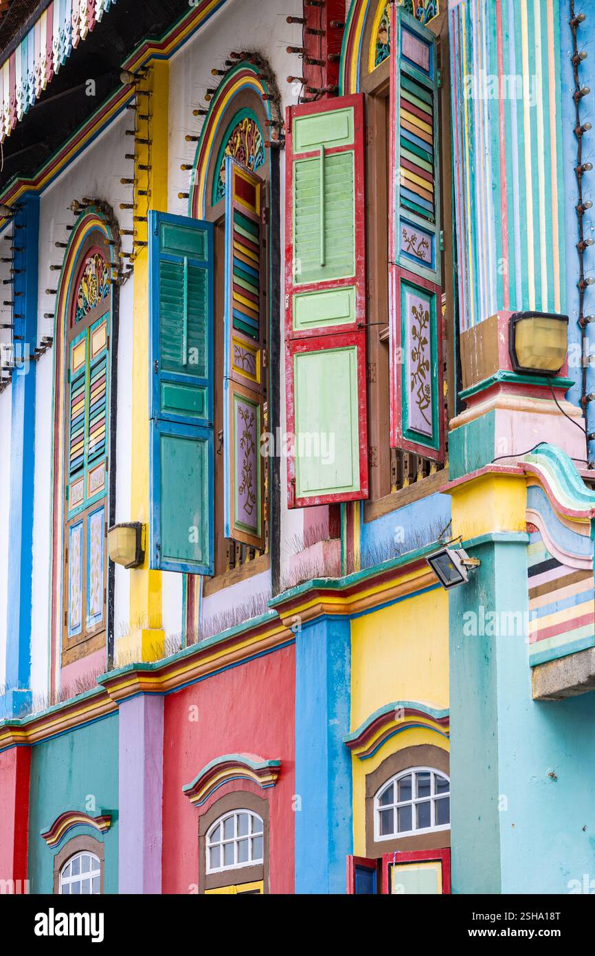 Façade colorée du bâtiment, volets vibrants, fenêtres ornées. Architecture singapourienne. Banque D'Images
