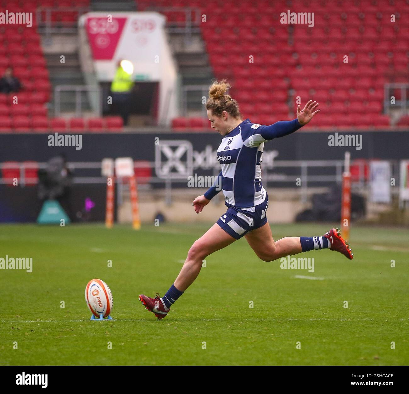 Bristol, Royaume-Uni. 08th Feb, 2025. Bristol, Angleterre, 8 février 2025 Amber Reed (Bristol) lance la conversion lors du match de rugby Premiership Womens entre Bristol Bears Women et Exeter Cheifs à Ashton Gate à Bristol, Angleterre (B.. East/SPP) crédit : photo de presse sportive SPP. /Alamy Live News Banque D'Images