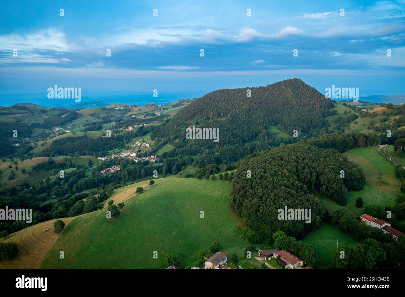 Vue du paysage avec des pâturages et des villages avec Monte Purga en arrière-plan dans la municipalité de Velo Veronese. Banque D'Images