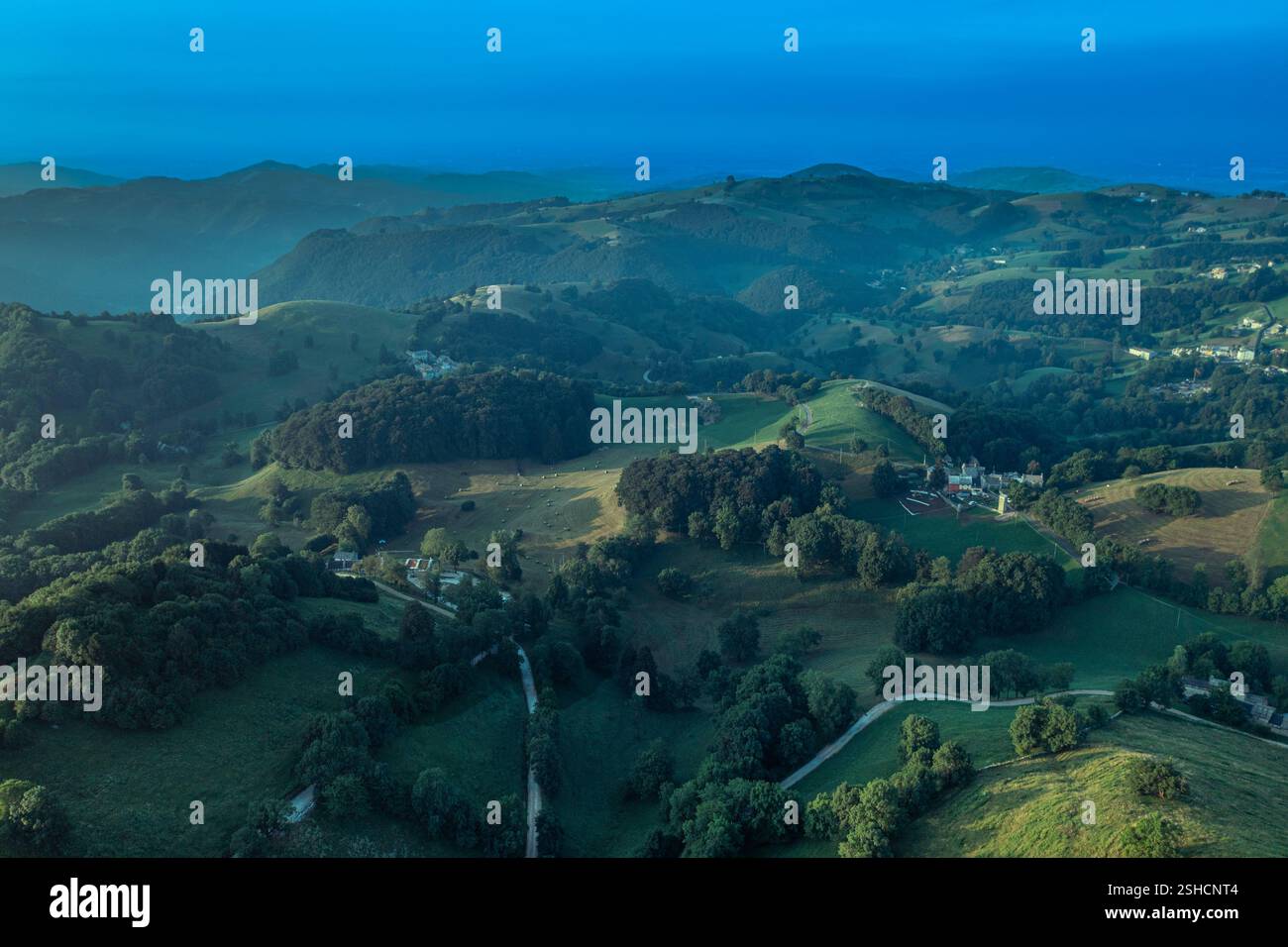 Vue du paysage avec des pâturages et des villages avec Monte Purga en arrière-plan dans la municipalité de Velo Veronese. Banque D'Images