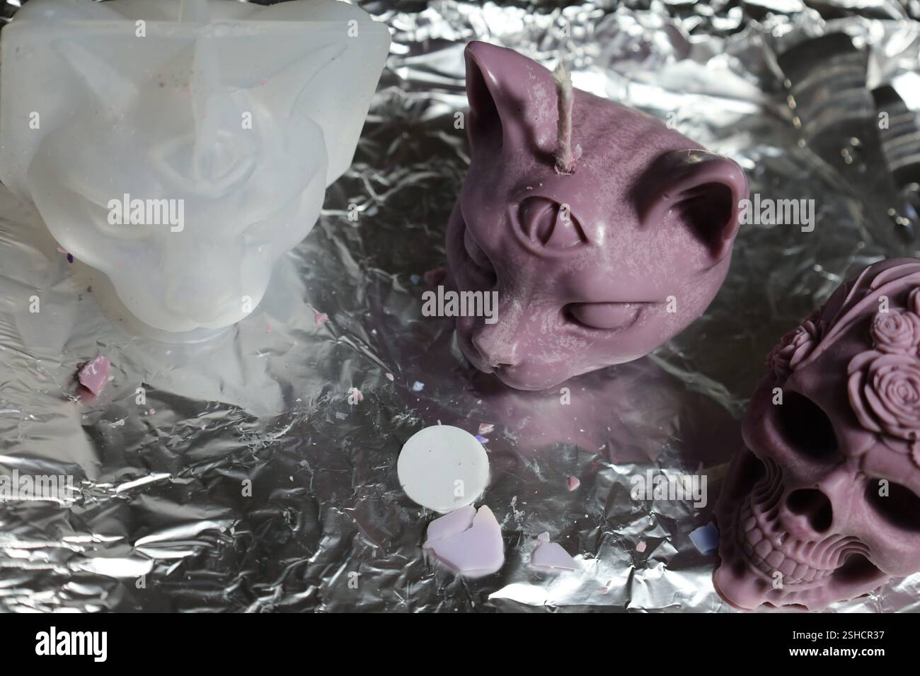 Moule en silicone avec des bougies faites à la main , Third Eye Cat et Ornate Skull Wax Creations Banque D'Images