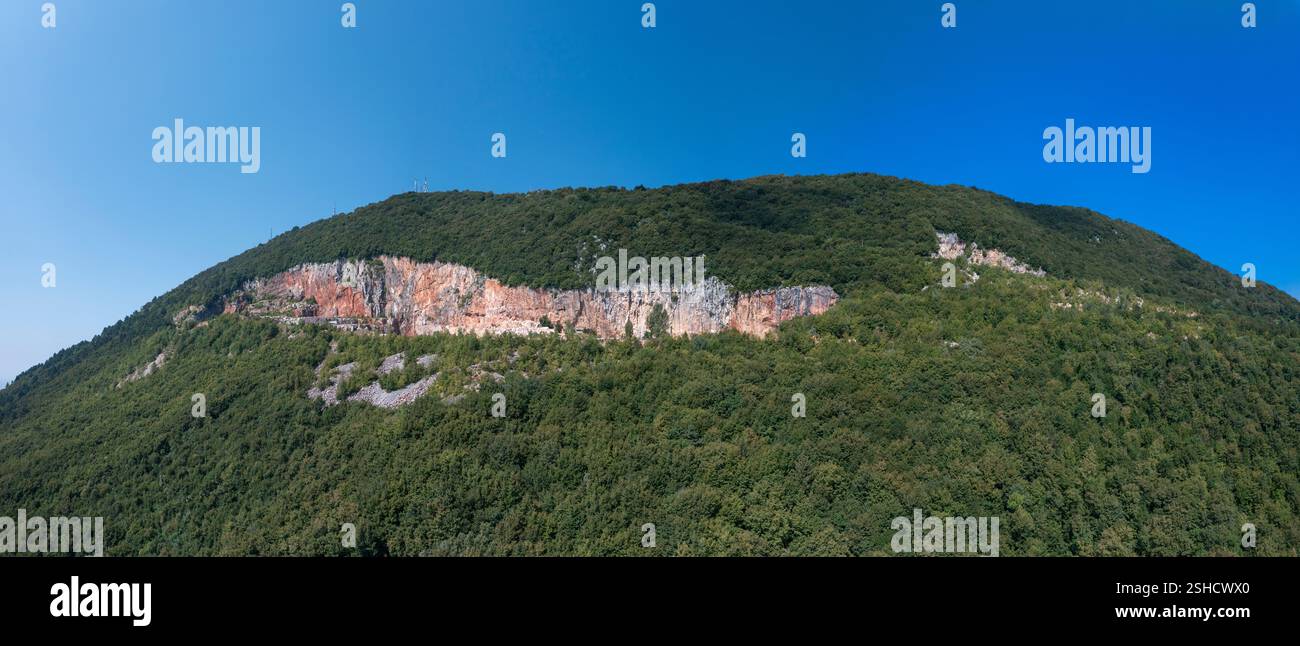 Vue aérienne, grande carrière d'extraction de pierre de la pierre de Prun Stone, ou Lessinia Stone Lessinia Regional Natural Park. Banque D'Images