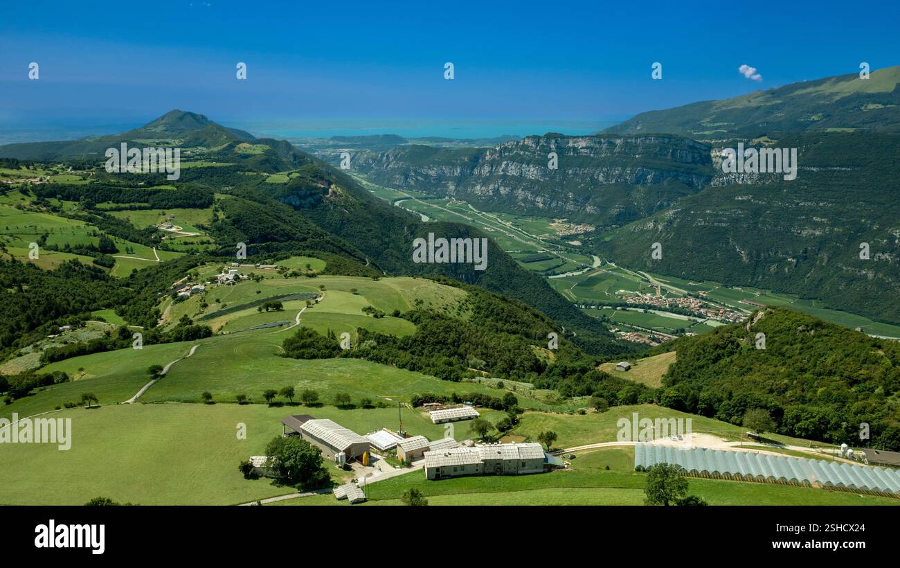 Plateau de Lessinia, côté ouest, vue sur la vallée de l'Adige et le lac de Garde, Alpes italiennes. Banque D'Images