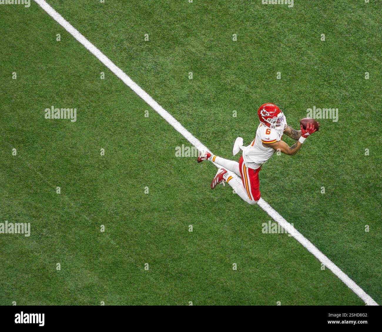 Nouvelle-Orléans, Louisiane, États-Unis. 9 février 2025. Bryan Cook (6 ans) intercepte une passe lancée par le quarterback des Philadelphia Eagles Jalen Hurts dans la première moitié du Super Bowl LIX au Superdome de la Nouvelle-Orléans, en Louisiane. Crédit : Kindell Buchanan/Alamy Live News Banque D'Images Nouvelle-Orléans, Louisiane, États-Unis. 9 février 2025. Bryan Cook (6 ans) intercepte une passe lancée par le quarterback des Philadelphia Eagles Jalen Hurts dans la première moitié du Super Bowl LIX au Superdome de la Nouvelle-Orléans, en Louisiane. Crédit : Kindell Buchanan/Alamy Live News Banque D'Images