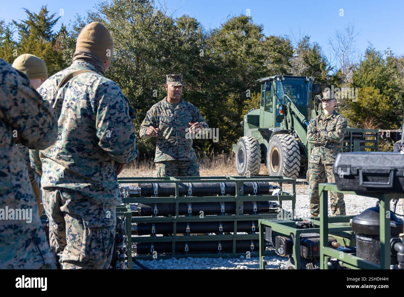 U.S. Marine corps Lt. Col. Anthony Ansley, commandant du combat Logistics Battalion 22, combat Logistics Regiment 27, et natif de Floride, au centre gauche, et le Sgt Major Nadia Sensing, sergent-major du CLB 22, CLR 27 et natif du Kentucky, au centre droit, rendent visite aux Marines du CLB 22, CLR 27, lors d'un exercice d'entraînement sur le terrain de la 26th Marine Expeditionary Unit, Marine corps base Camp Lejeune, Caroline du 14 janvier 2025. La 26e Marine Expeditionary Unit a mené un exercice d'interopérabilité air-sol de la Marine Air-Ground Task Force avec el Banque D'Images
