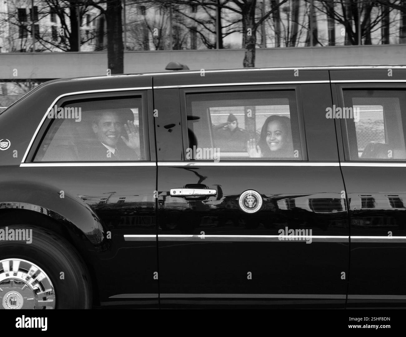 Le président Barack Obama et sa fille, Sasha, vague à la foule de l'intérieur de la limousine présidentielle comme il fait son chemin vers le bas Pennsylvania Avenue pour l'élection présidentielle de 2009 défilé inaugural à Washington, D.C., le 20 janvier 2009. Photo du département de la communication de masse en 1ère classe spécialiste Mark O'Donald, U.S. Navy Banque D'Images