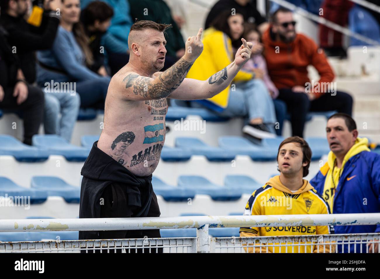 Cascais, Portugal. 09th Feb, 2025. Un fan d'Estoril Praia Futebol SAD fait des signes offensants envers les supporters adverses lors du match Liga Portugal Betclic entre Estoril Praia Futebol SAD et Boavista FC à l'Estadio Antonio Coimbra da Mota. Score final : Estoril Praia Futebol SAD 2 - 1 Boavista FC crédit : SOPA images Limited/Alamy Live News Banque D'Images
