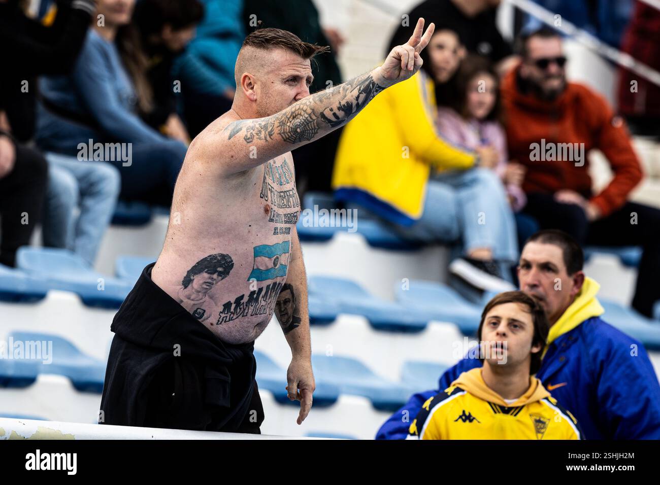 Cascais, Portugal. 09th Feb, 2025. Un fan de Estoril Praia Futebol TRISTE signale avec deux doigts quel serait le résultat du match et deviné. Lors de la Liga Portugal Betclic match entre Estoril Praia Futebol SAD et Boavista FC à l'Estadio Antonio Coimbra da Mota. Score final : Estoril Praia Futebol SAD 2 - 1 Boavista FC crédit : SOPA images Limited/Alamy Live News Banque D'Images