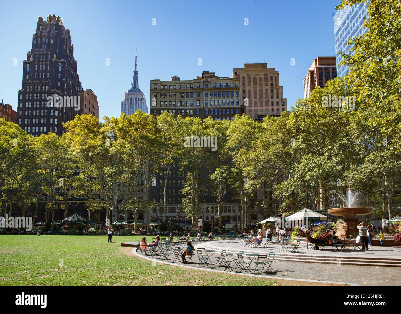 The Fountain, American Radiator Building et l'Empire State Building à Bryant Park, Midtown Manhattan, New York City Banque D'Images