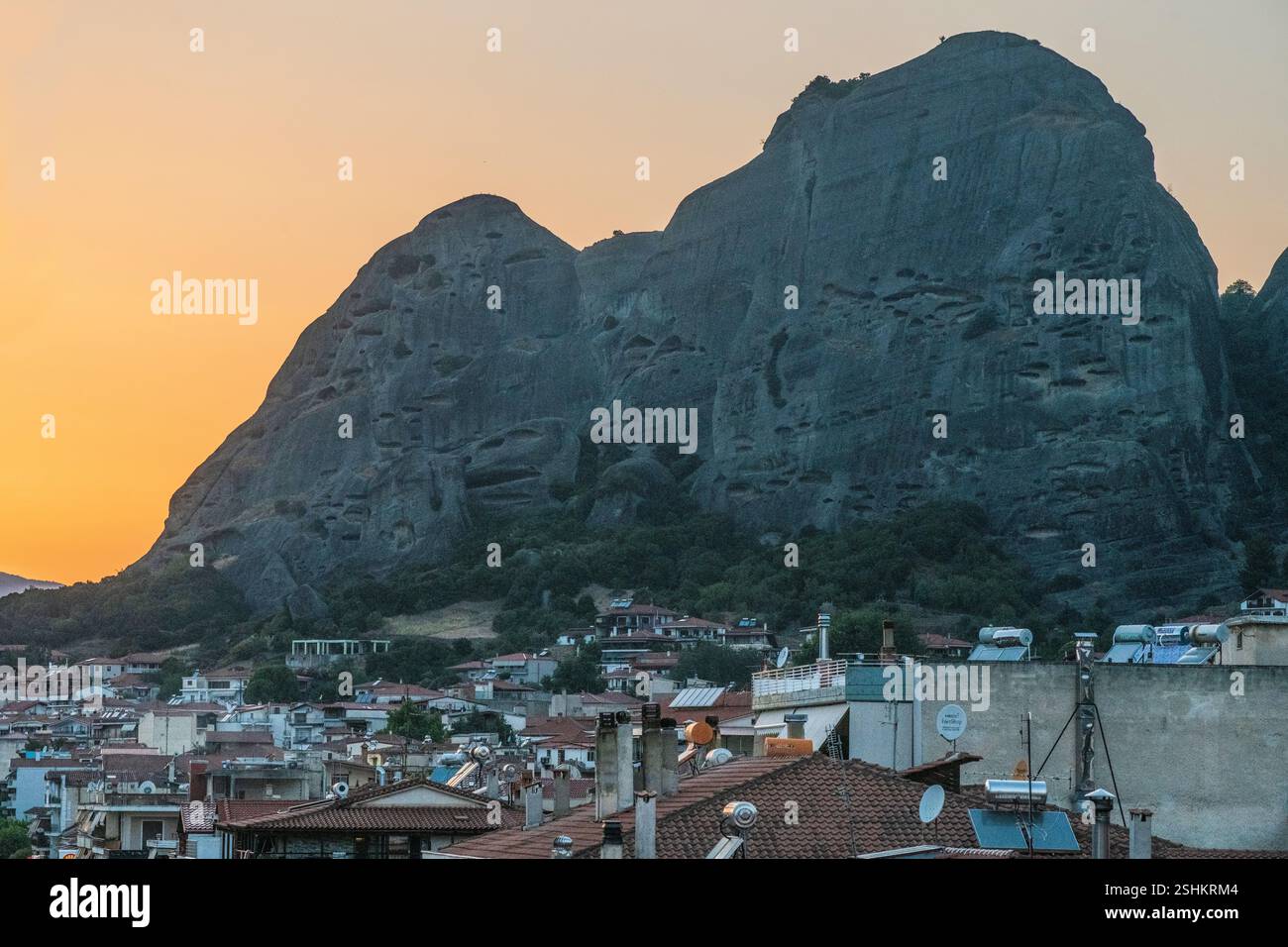 Kalambaka : vue sur les montagnes des Météores depuis le centre-ville, pendant le coucher du soleil. Grèce. Banque D'Images