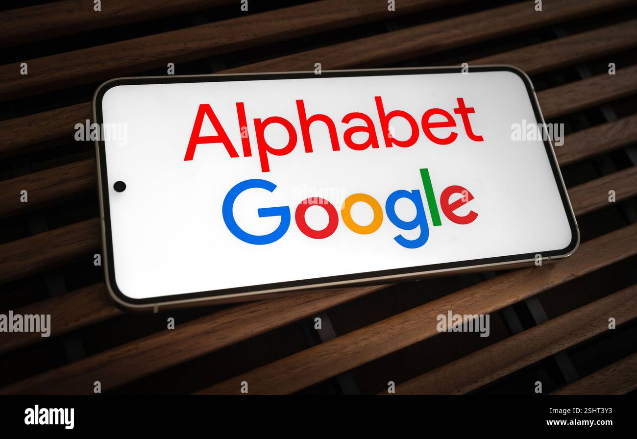 Alphabet et logo Google affichés sur l'appareil mobile Banque D'Images