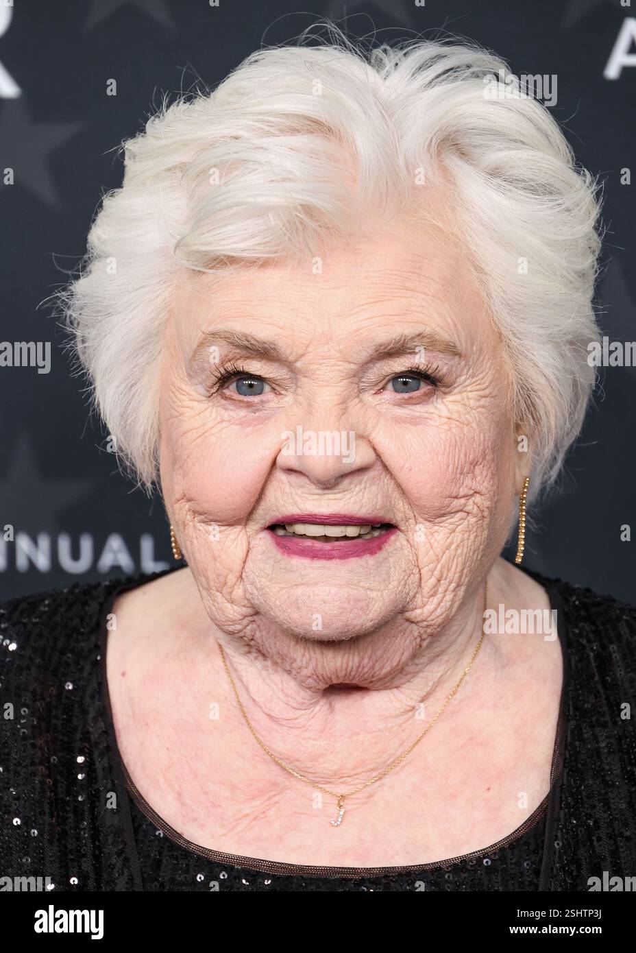 SANTA MONICA, LOS ANGELES, CALIFORNIE, États-Unis - 07 FÉVRIER : June Squibb arrive à la 30e cérémonie des Critics' Choice Awards qui se tient au Barker Hangar le 7 février 2025 à Santa Monica, Los Angeles, Californie, États-Unis. (Photo de Xavier Collin/image Press Agency) Banque D'Images