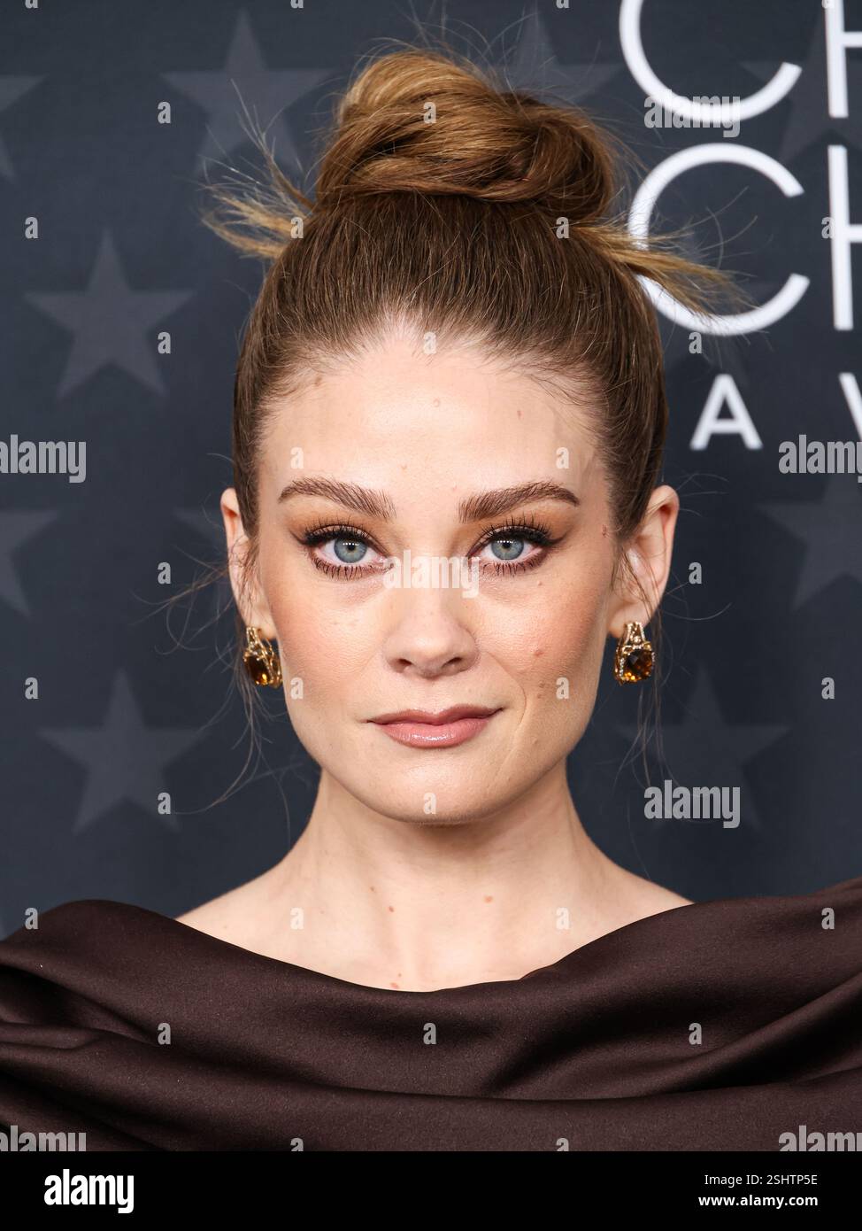 SANTA MONICA, LOS ANGELES, CALIFORNIE, États-Unis - 07 FÉVRIER : Kim Matula arrive à la 30e cérémonie des Critics' Choice Awards qui se tient au Barker Hangar le 7 février 2025 à Santa Monica, Los Angeles, Californie, États-Unis. (Photo de Xavier Collin/image Press Agency) Banque D'Images