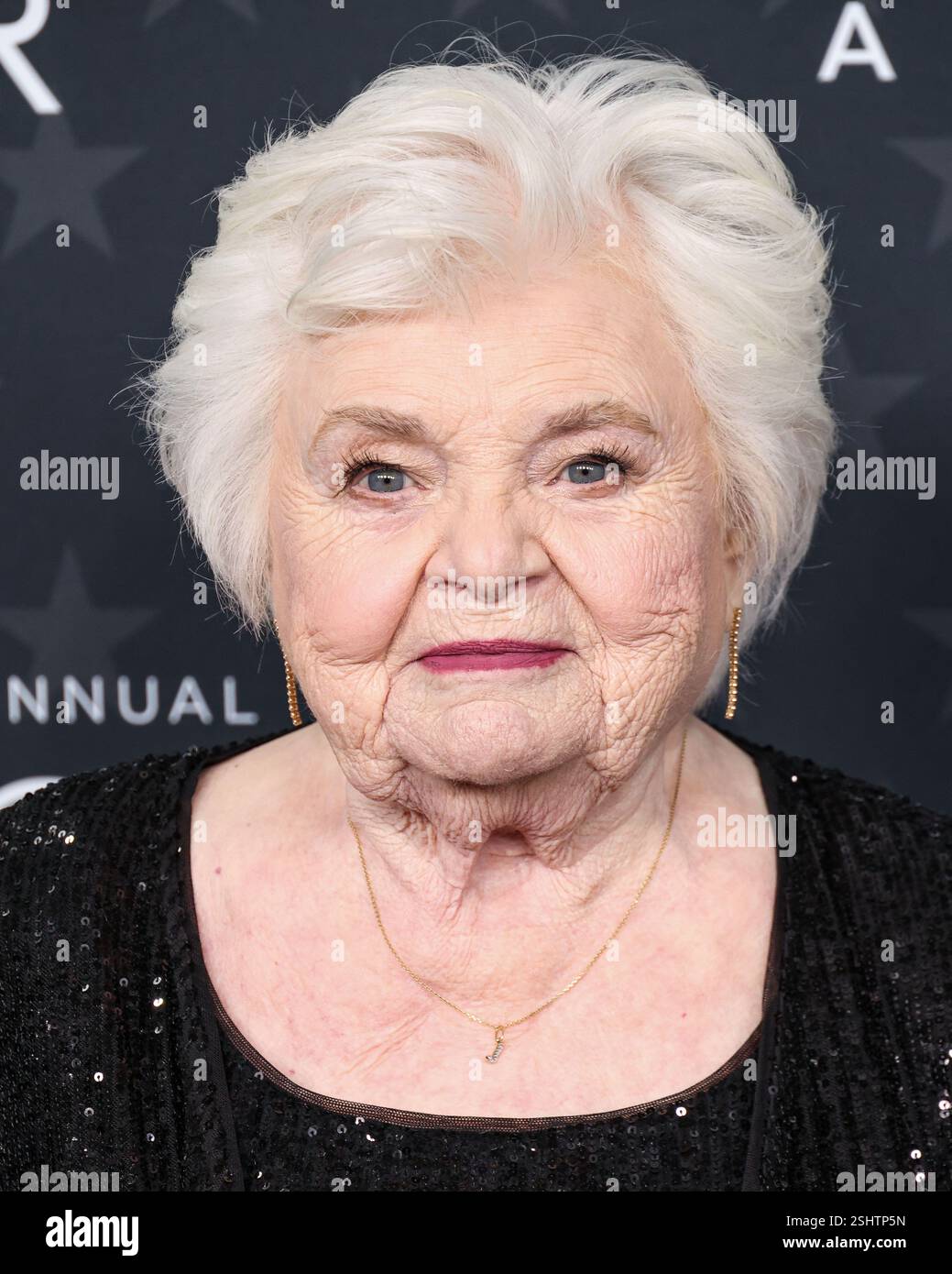 SANTA MONICA, LOS ANGELES, CALIFORNIE, États-Unis - 07 FÉVRIER : June Squibb arrive à la 30e cérémonie des Critics' Choice Awards qui se tient au Barker Hangar le 7 février 2025 à Santa Monica, Los Angeles, Californie, États-Unis. (Photo de Xavier Collin/image Press Agency) Banque D'Images