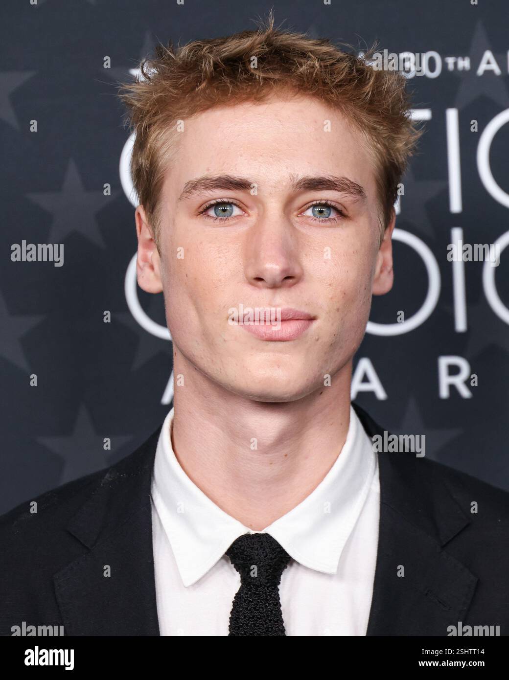 SANTA MONICA, LOS ANGELES, CALIFORNIE, États-Unis - 07 FÉVRIER : Sasha Schreiber arrive à la 30e cérémonie des Critics' Choice Awards qui se tient au Barker Hangar le 7 février 2025 à Santa Monica, Los Angeles, Californie, États-Unis. (Photo de Xavier Collin/image Press Agency) Banque D'Images