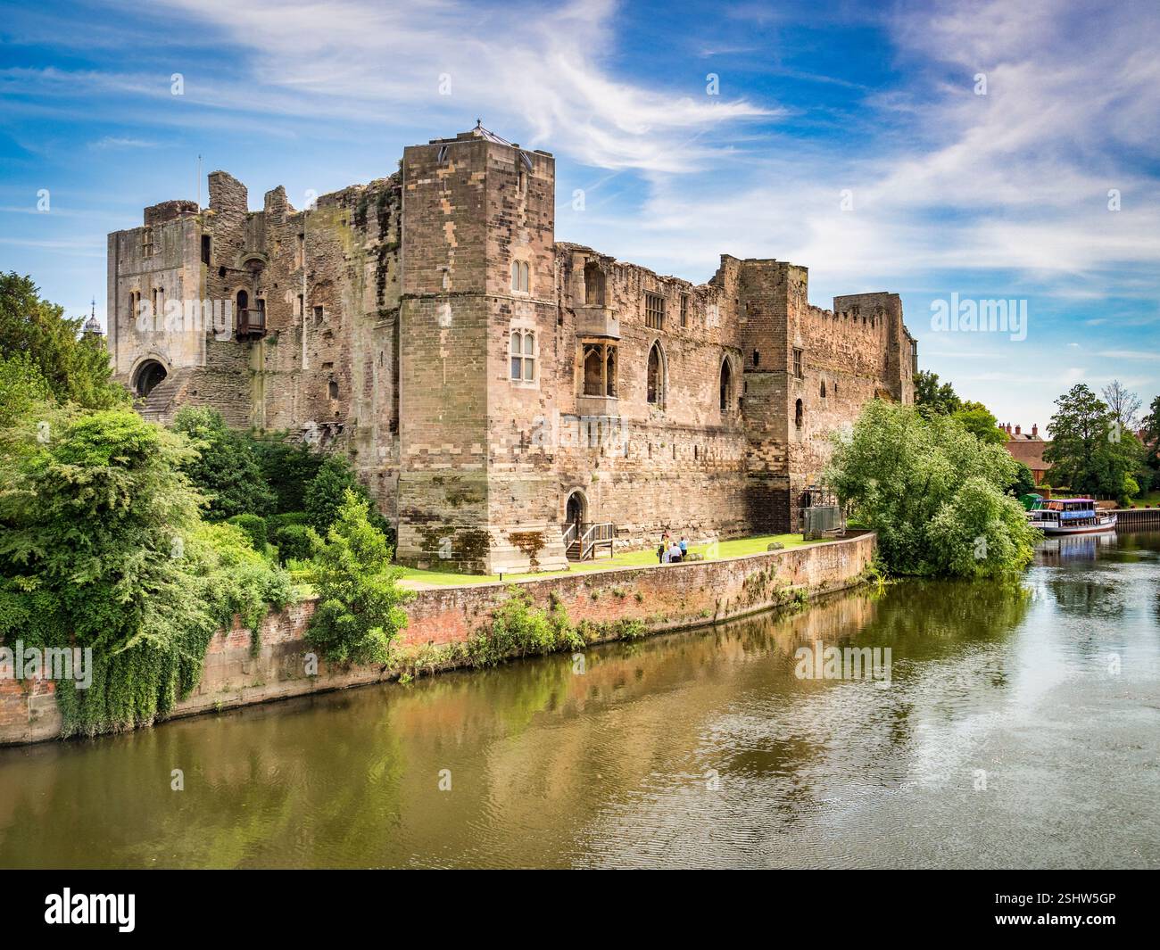 4 Juillet 2019 : Newark-on-Trent, Dorset, UK - Château de Newark et la rivière Trent en été. Banque D'Images