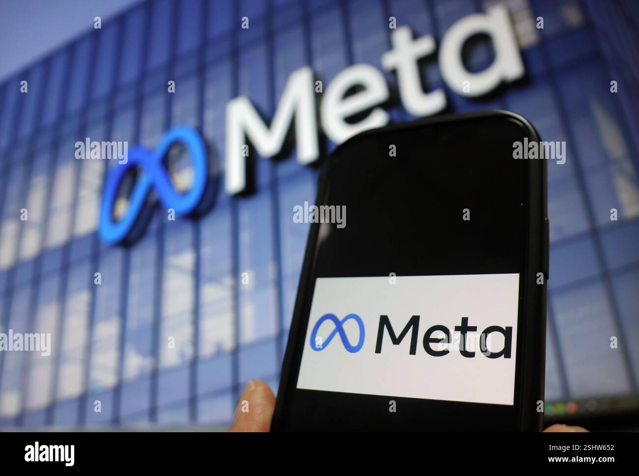 Une photo d'illustration montre le LOGO Meta affiché sur un smartphone à Yichang, province du Hubei, Chine, le 10 février 2025. Banque D'Images