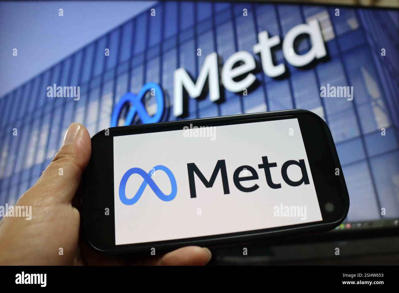 Une photo d'illustration montre le LOGO Meta affiché sur un smartphone à Yichang, province du Hubei, Chine, le 10 février 2025. Banque D'Images