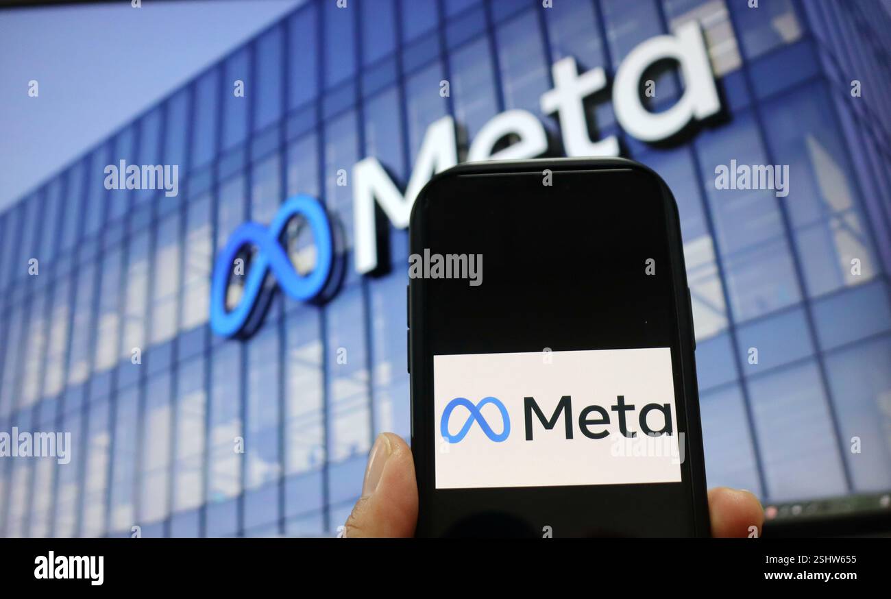 Une photo d'illustration montre le LOGO Meta affiché sur un smartphone à Yichang, province du Hubei, Chine, le 10 février 2025. Banque D'Images