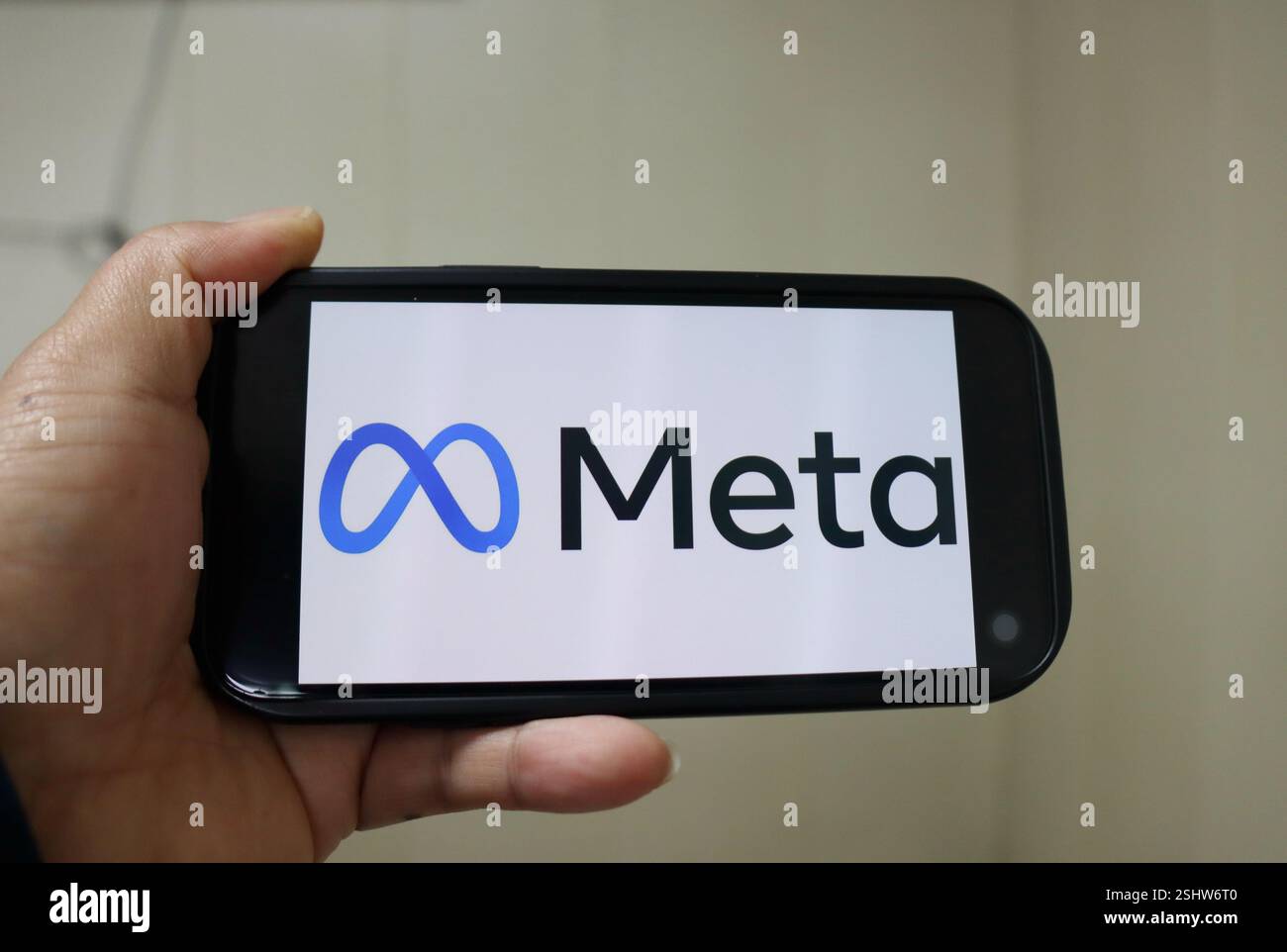 Une photo d'illustration montre le LOGO Meta affiché sur un smartphone à Yichang, province du Hubei, Chine, le 10 février 2025. Banque D'Images