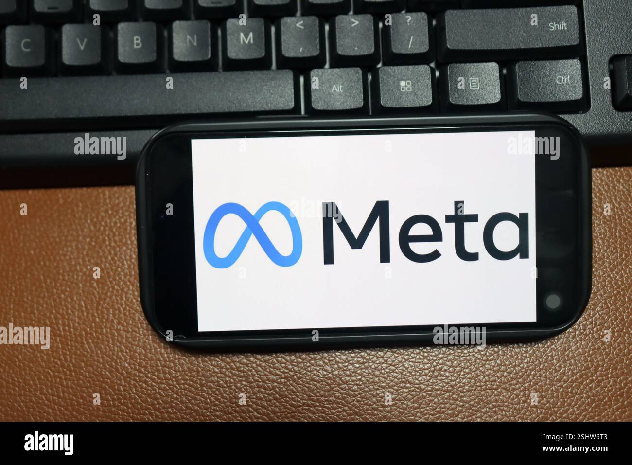 Une photo d'illustration montre le LOGO Meta affiché sur un smartphone à Yichang, province du Hubei, Chine, le 10 février 2025. Banque D'Images