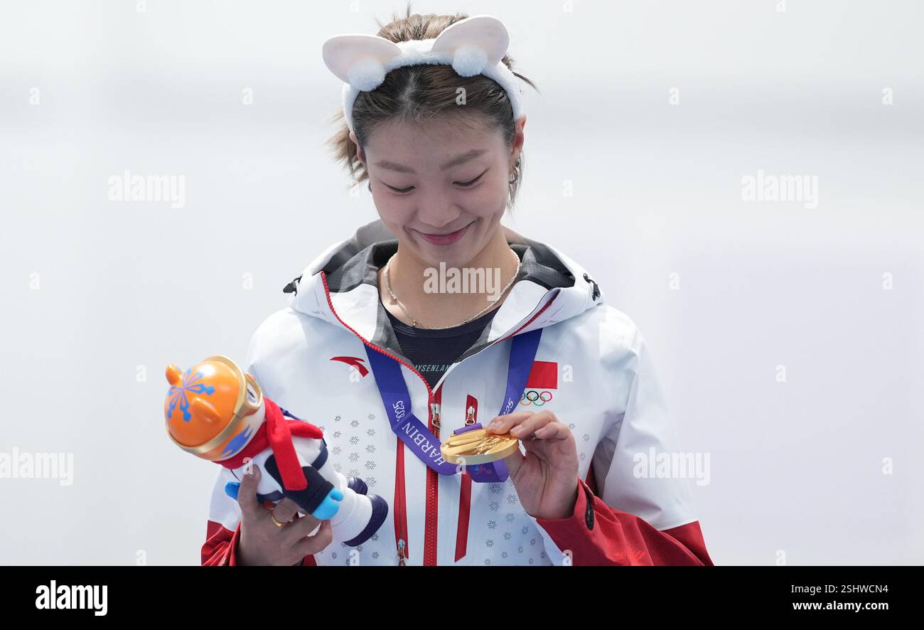 Harbin, province chinoise du Heilongjiang. 11 février 2025. La médaillée d'or Yang Binyu, de Chine, réagit lors de la cérémonie de remise des prix après la poursuite par équipe féminine de l'épreuve de patinage de vitesse aux 9e Jeux asiatiques d'hiver à Harbin, dans la province du Heilongjiang, au nord-est de la Chine, le 11 février 2025. Crédit : Li Yibo/Xinhua/Alamy Live News Banque D'Images