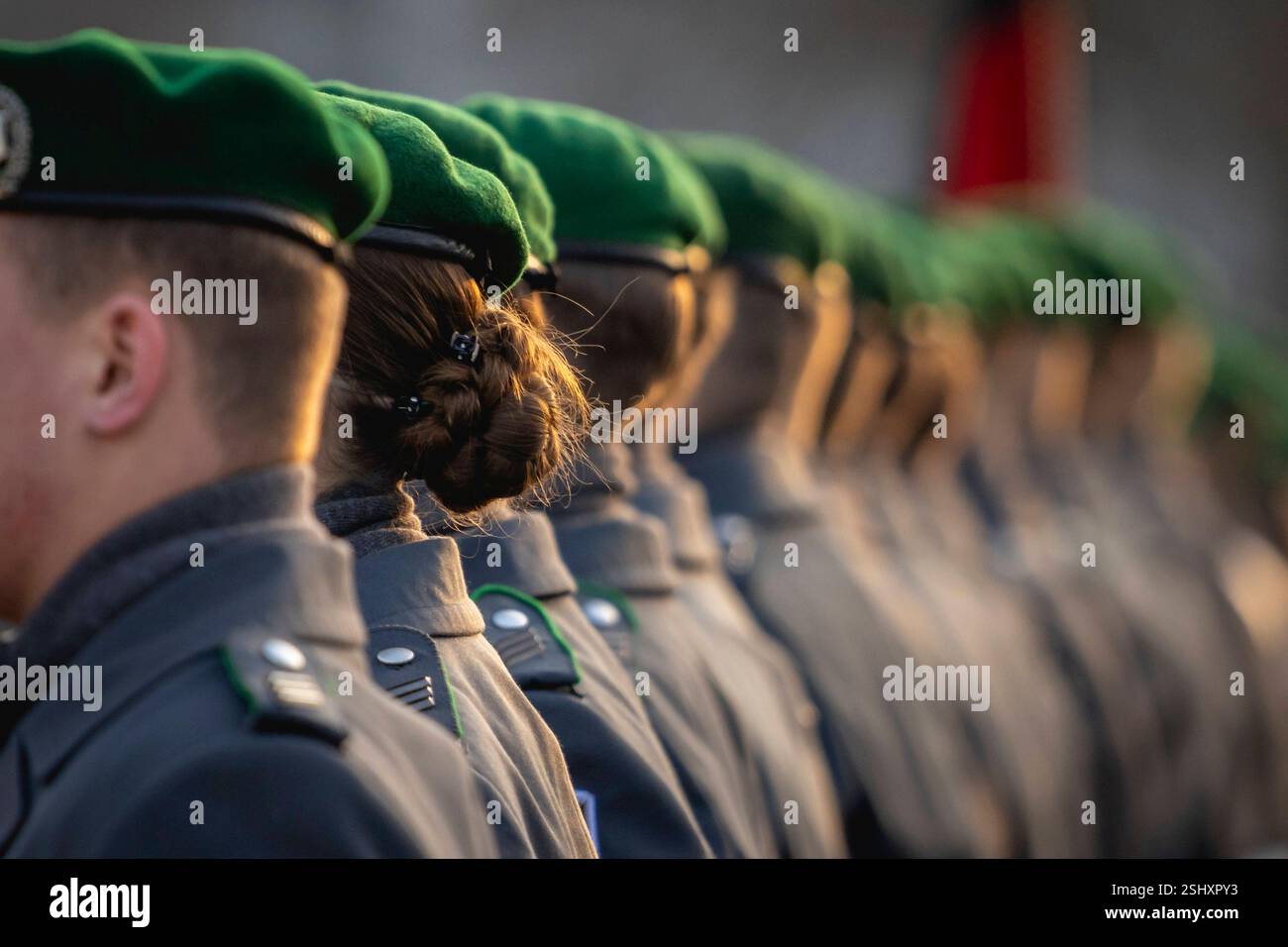 Frauen In Der Bundeswehr Pro Und Contra Symboldbild zum Thema Frauen in der Bundeswehr. Soldatinnen und