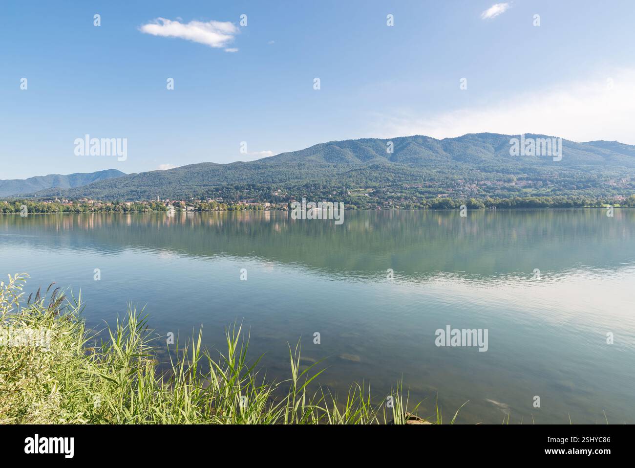 Magnifique lac italien. Lac de Varèse et massif Campo dei Fiori, parc régional, avec la ville de Gavirate, qui abrite une importante école d'aviron, Italie Banque D'Images